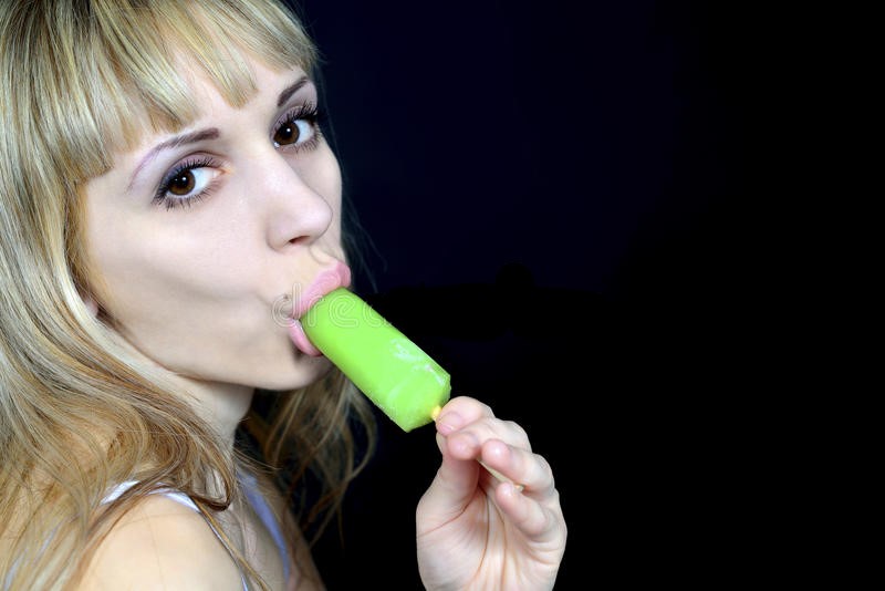 девушка ест банан. девушка слюни. девушка с морковкой. райли рид обсасывает леденец. мария удальцова модель.