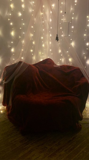 Almost finished with my new play room! Anyone want join me? https://t.co/r0mkSE945G