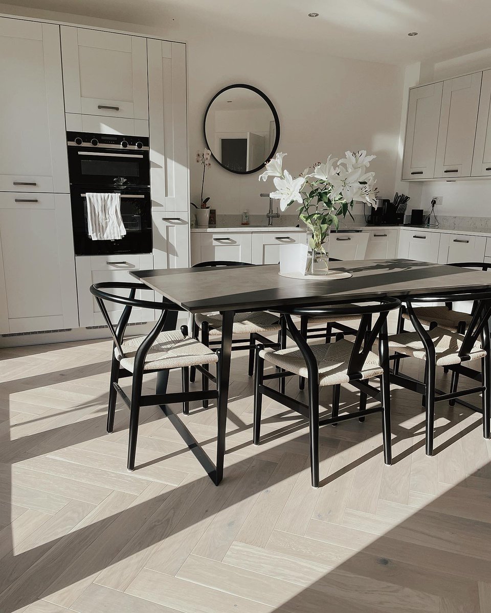 Looking for a sophisticated and contemporary kitchen design? 😍

marlowredrow_'s kitchen executes this perfectly using our Bayswater Herringbone Cappuccino Oak Engineered Wood ✨

🛒 Order your Free Samples today!
👉 bit.ly/3je3Sgw

#EngineeredWood #Flooring #Kitchen