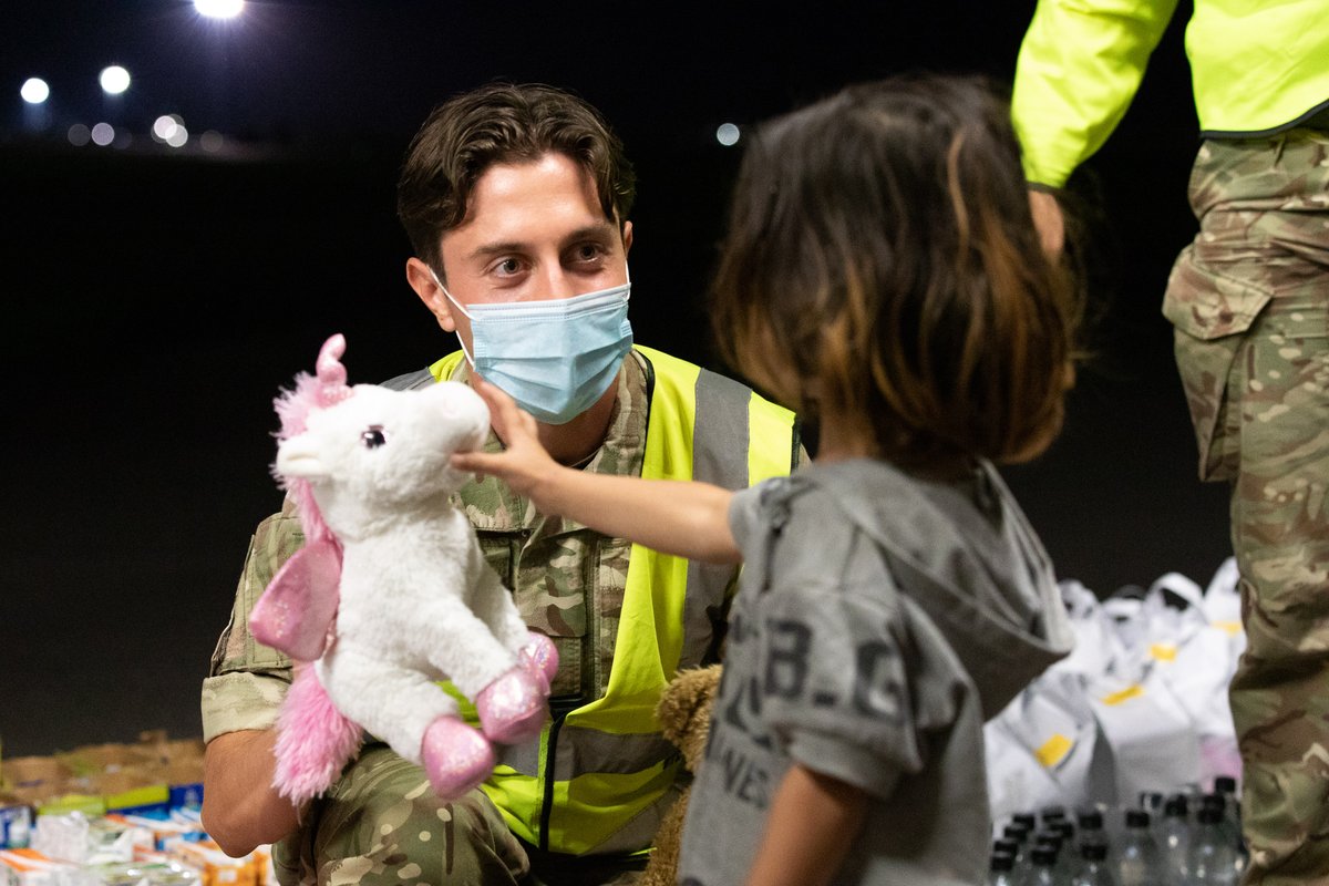 DefenceHQ's tweet image. Personnel at RAF Brize Norton have been supporting those evacuated from Afghanistan as they arrive in the UK, handing out food, drink, toys and blankets.
