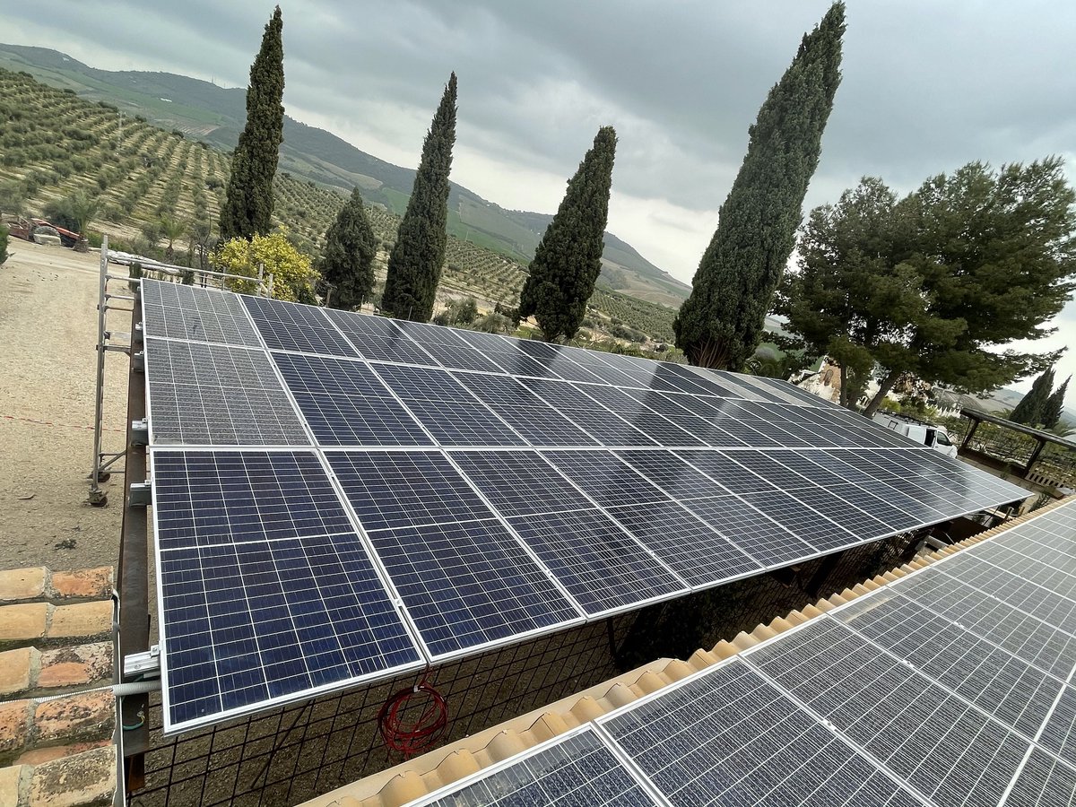 arsinger_es's tweet image. El supermercado es otro establecimiento que está apostando por las energías renovables. Proyecto realizado en Almería con un ahorro en la luz mes a mes entorno al 50 -70%. 
Si quieres ahorrar en la factura de tu negocio, contacta con nosotros.
#arsinger #proyectos #energiasolar