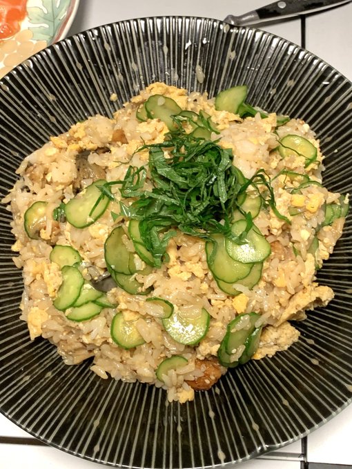 ごはん。
冷蔵庫の奥に眠ってた真空パックの鰻でひつまぶし風うなぎ混ぜご飯を作りました。

レンジで炒り卵作って、きゅうり🥒と混ぜ込んで…完成✨
うなぎのタレって簡単にご飯が美味しくなるから便利だ😚 