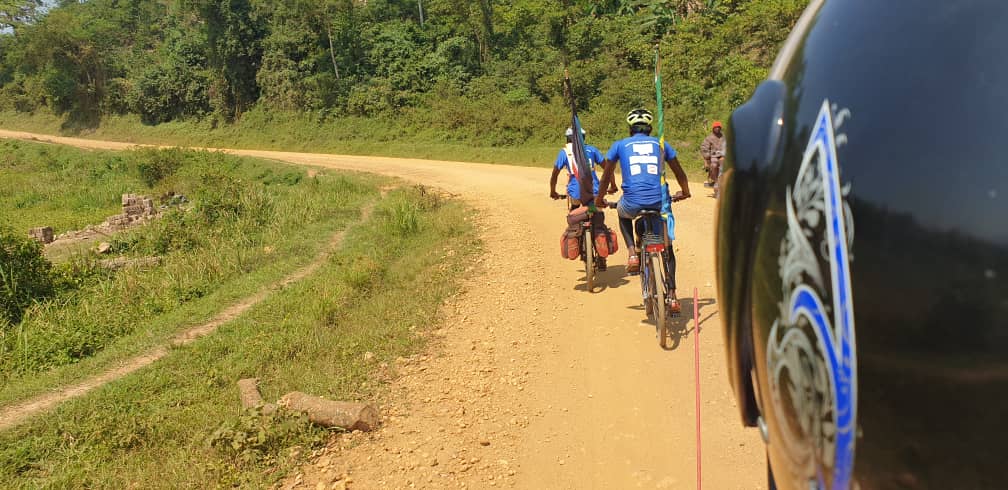 Dr_JibCares's tweet photo. We're almost putting down #Uganda flag as we enter #Rwanda. We continue to grow #20trees of Terminelia SSP at every stop points as @mtni_ug Let's Jointly preach the gospel of Env'tal justice in @jumuiya with #GreeningUgCampaign. @min_waterUg @NFAUG @KATWESIGYEALLA1 @BobKakuru https://t.co/AGOQVdYjEB