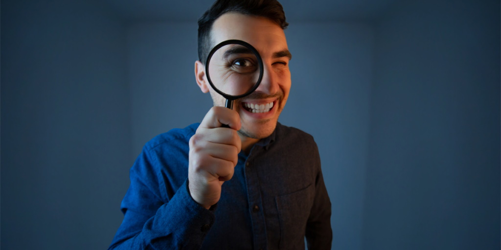 удивительное лицо. Magnifier man inside. человек с лупой. креативный человек. внимательный человек.