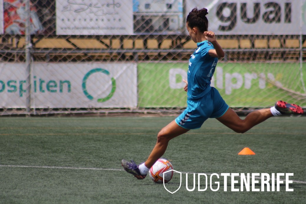 ⚽💙🤍 ¡Hola, hola! Esta tarde, nueva sesión en La Palmera. La penúltima antes del amistoso de este sábado ante el @CDFEMARGUIN (12 h, @RTVCes). ¡Vamos, guerreras! 💪💯 #UDGTenerife #Crecemosjuntas