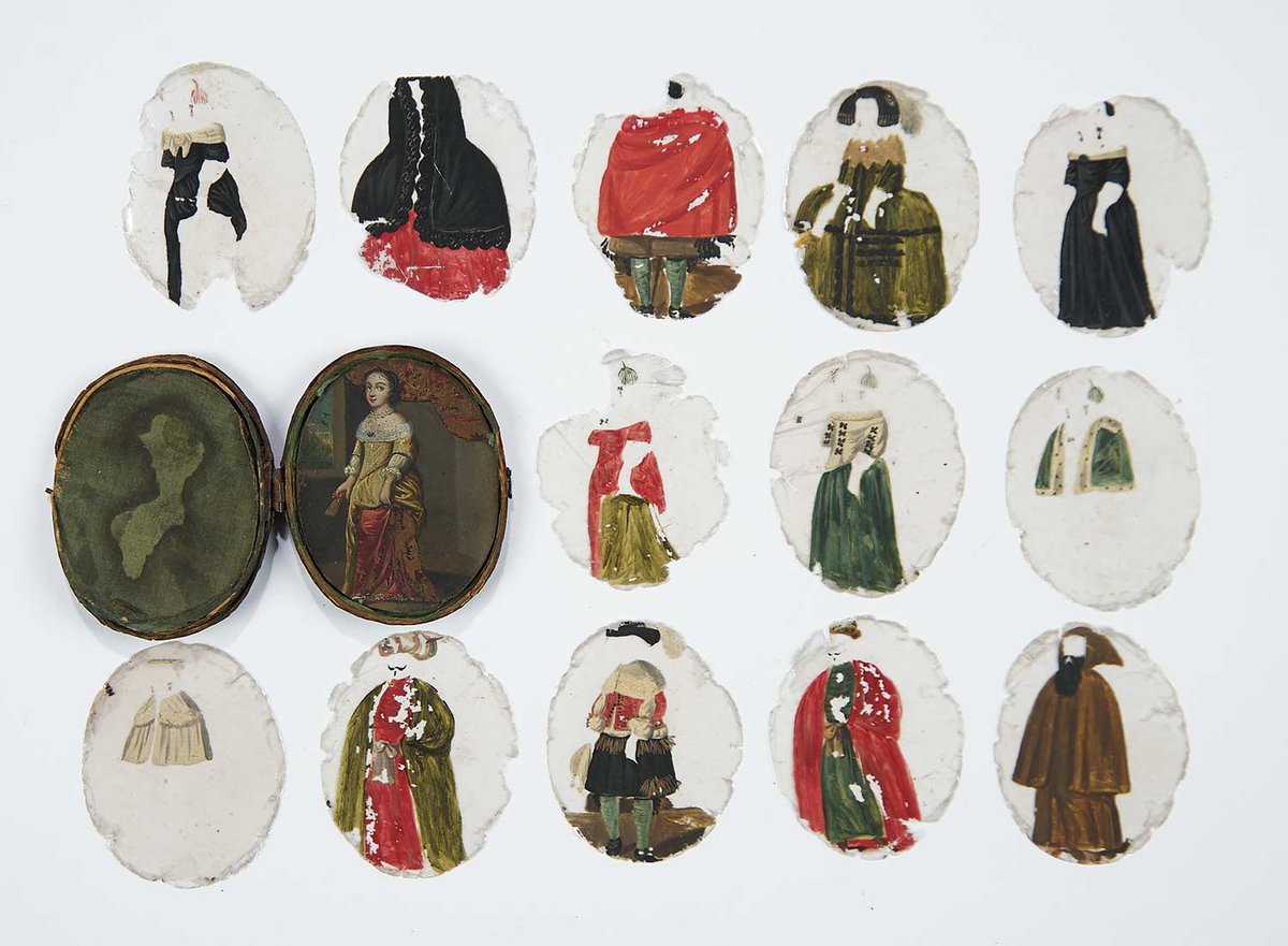 17세기 영국에서는 미니어처 초상화에 다양한 복장을 그린 운모 조각을 씌울 수 있는 옷갈아입히기 세트가 한때 유행했다고 한다