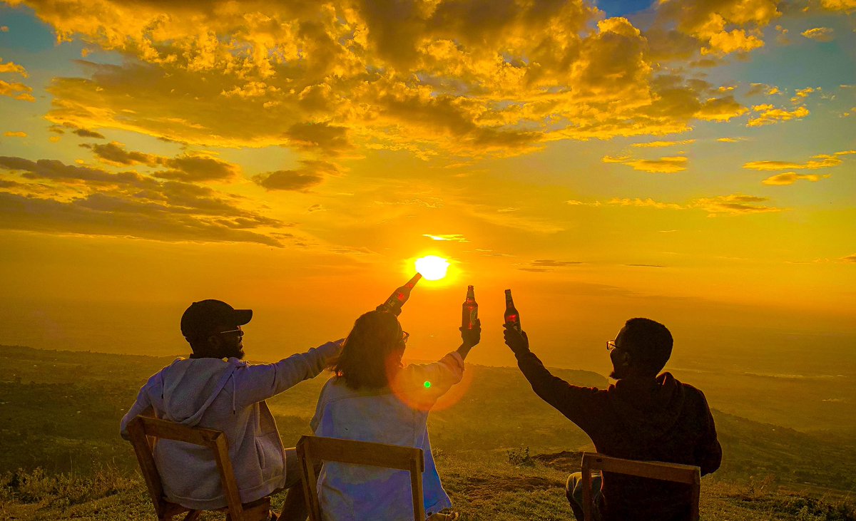 JobSoyekwo's tweet photo. When was the last time you enjoyed a sunset bask out during your trip, 

What was your experience?

I always like it with beer. 
#sunset #explore #TBThursday #Travel #AdventureTime #yogo https://t.co/22mKEYSXDb