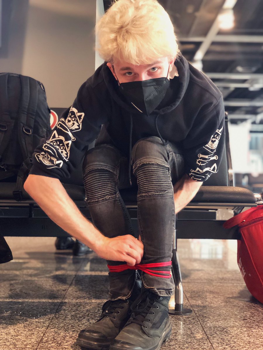 The_Sass_Hole's tweet photo. Airport shibari 🇸🇪 https://t.co/AyvAPoqtWl