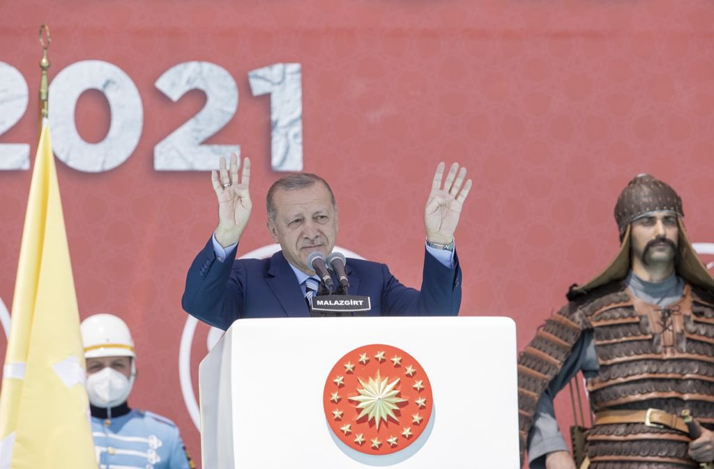 eyupkadirinan's tweet photo. 🕰 26 Ağustos 1071 
📍 Kutlu zaferin ovasındayız. 

Cumhurbaşkanımız Sayın @RTErdogan’ın katılımlarıyla Anadolu’nun kapılarının Türklere açıldığı zafer olan #MalazgirtZaferi’nin 950. yıldönümü etkinlerindeyiz.

AK Gençlik olarak ecdadın izinde yürümeye devam ediyoruz 🇹🇷 https://t.co/vyc2x25Z1d