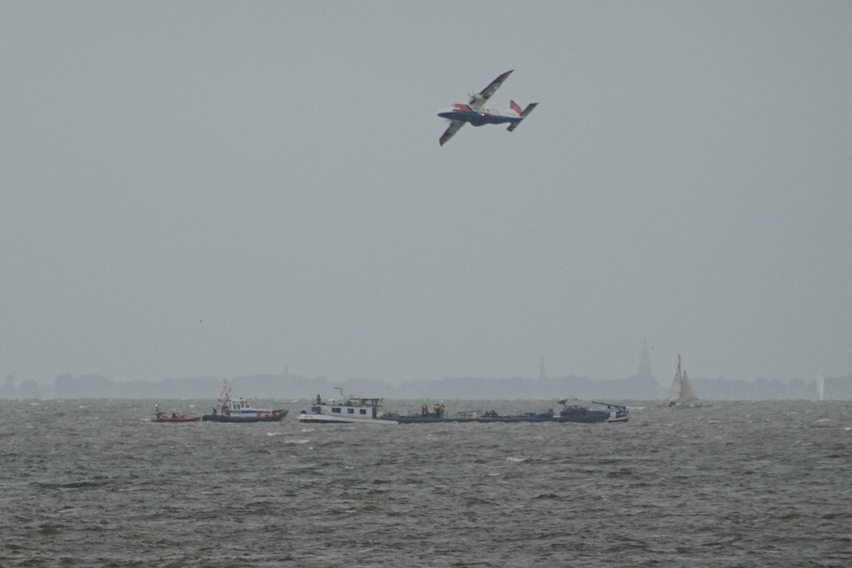 En met deze laatste low pass, rondde de Dornier van <a href="/Kustwacht_nl/">Kustwacht Nederland</a> de actie boven het IJsselmeer nabij Urk weer af. Mooi actieshot samen met <a href="/brandopurk/">Brand op Urk.nl</a>  en <a href="/KNRMUrk/">KNRM Urk</a> !