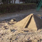 子供の遊び場で本気出したのは誰？w砂場でマヤ文明のピラミッドを作る強者がいた!