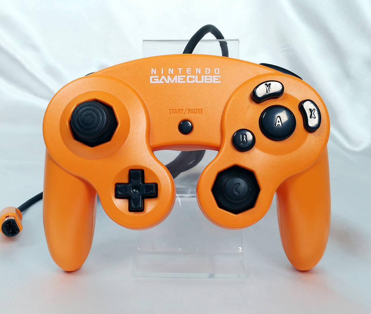 NintendoMemo's tweet photo. Just a tweet about cool custom GameCube controllers... 😍 Have a nice day! ✌ #NGC https://t.co/5bMckKFV5O