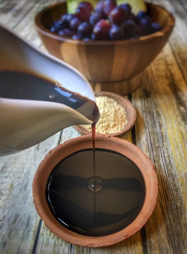 ローマで甘味料として用いられていたのが、ぶどうの果汁を煮詰めたサバ(サパ)と呼ばれるシロップであり、これは鉛引きの銅鍋で煮込まれていた。酸化鉛と酢酸が反応して作られる酢酸鉛はそれ自体に甘味があるため、サバをふんだんに用いた富裕層に鉛中毒の者が多かったという説もある。 