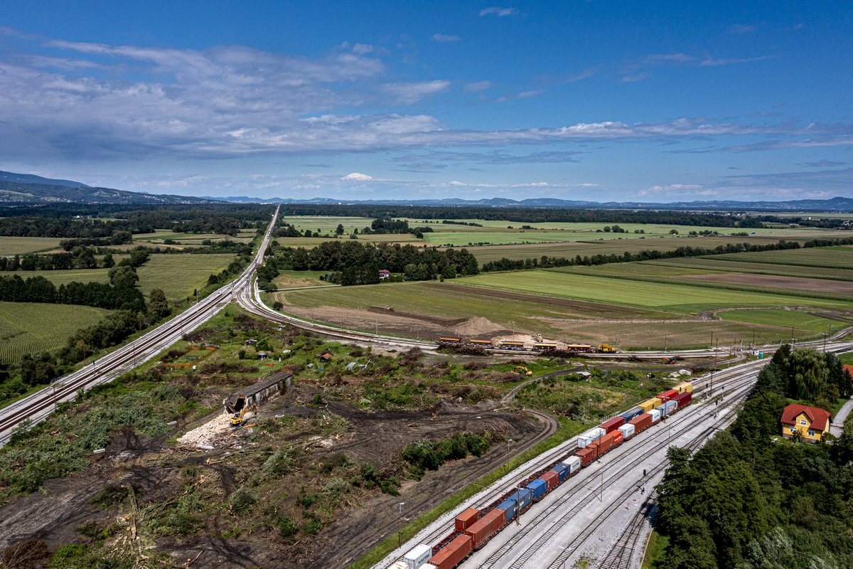 Rail_Info_SLO's tweet photo. Zračna 📷 s Pragerskega! Ob začetku del na enem najpomembnejših železniških vozlišč v Sloveniji! 
#railway #železniškafotografija #infrastruktura #prenovaprog https://t.co/O5f9izevZs