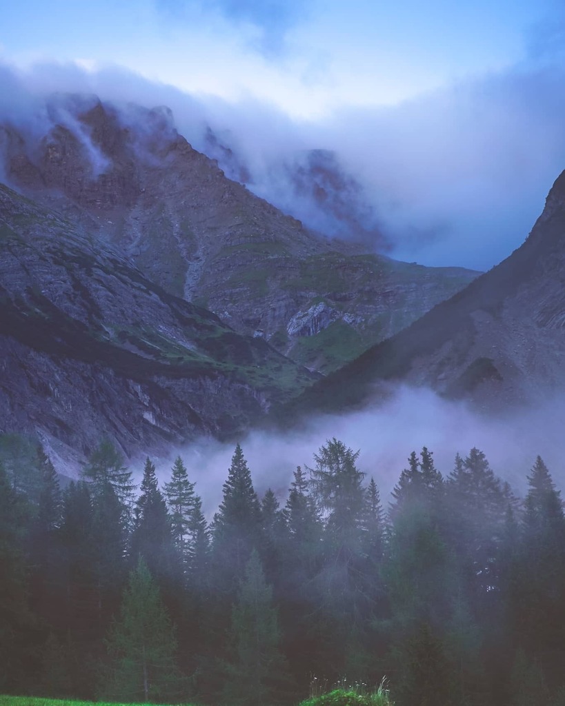 dvux's tweet photo. #morningmood wenn man beim Aufwachen so aus dem Fenster schaut...
#tyrol #tirol #alps #alpen #nebel #mountainlife #lechtal #hahntennjoch #pfafflar https://t.co/u8KUt3UB8c https://t.co/DWkfyfTkSy