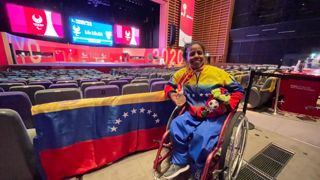 🇻🇪🏋️‍♀️Clara Fuentes (-41kg) nos da la primera medalla  en los Juegos Paralímpicos @tokyo2020. En la competencia de parapotencia, Clara registró marca de 97kg y se hizo merecedora del bronce.