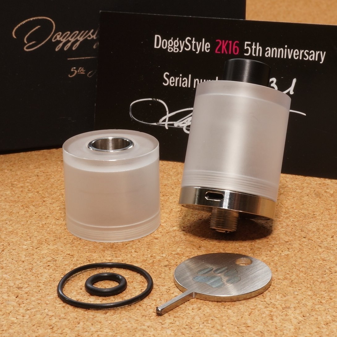 VAlphaline's tweet photo. Animodz|Doggy Style 2K16 5th Anniversary Box 入荷。国内では入手困難の大人気 RTA です。コンデションは僅かな使用感程度となり、純正 DT が欠品ですが代わりに Hellfire|Delrin Micro(新品) をお付しますので、お見逃し無く!😎😎😎 DM大歓迎 #Animodz #DoggyStyle #2K16 #RTA #Vape #vape放出 https://t.co/IewBWt4zp3