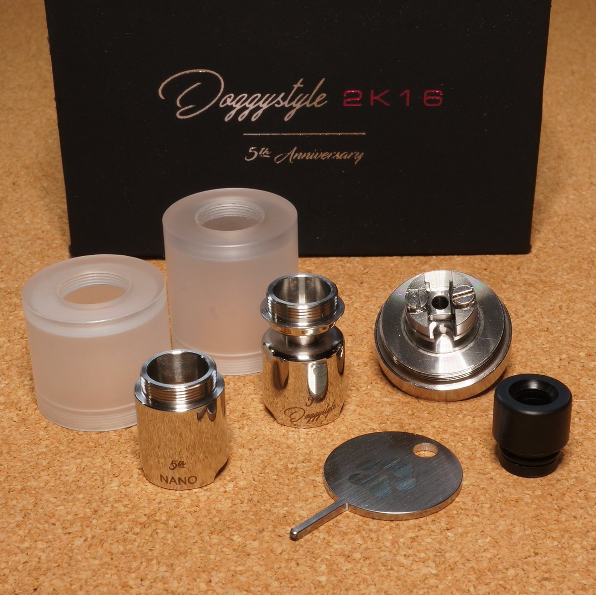 VAlphaline's tweet photo. Animodz|Doggy Style 2K16 5th Anniversary Box 入荷。国内では入手困難の大人気 RTA です。コンデションは僅かな使用感程度となり、純正 DT が欠品ですが代わりに Hellfire|Delrin Micro(新品) をお付しますので、お見逃し無く!😎😎😎 DM大歓迎 #Animodz #DoggyStyle #2K16 #RTA #Vape #vape放出 https://t.co/IewBWt4zp3