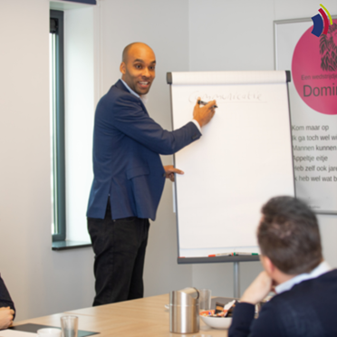 WinkDevelopment's tweet image. Leidinggeventip; Laat uw oude taken los en begin met leidinggeven. Het kan lastig zijn om uw werkzaamheden uit handen te geven maar dat is de enige manier om goed overzicht te houden. Als u te veel aan uw hoofd heeft, heeft u geen tijd meer om goed leiding te geven.

#training