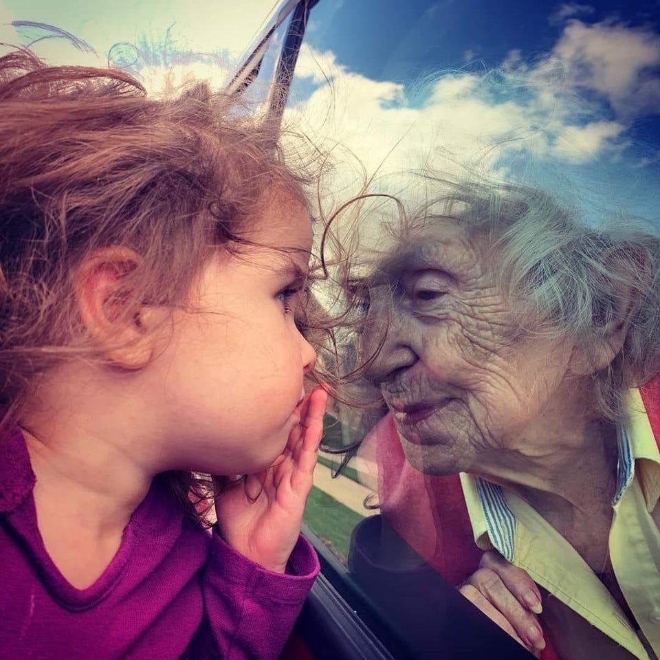 culturainquieta's tweet photo. "Donde hay amor hay vida".
– Gandhi

Una fotografíada tomada en 2020 por Dominique Bigelow de su hija tirándole un beso a su abuela a través de la ventanilla del coche. https://t.co/n2wjE1GGyU