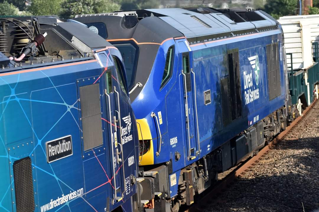 SimonOffen88's tweet photo. 88001 'Revolution' with 68006 'Daring' on the 6M95 Dungeness to Crewe flasks pass Ashford Maidstone Loop, 29th July 2021 @DRSgovuk #class88 #class68 #flasktrain https://t.co/EJt5XDy8Ka
