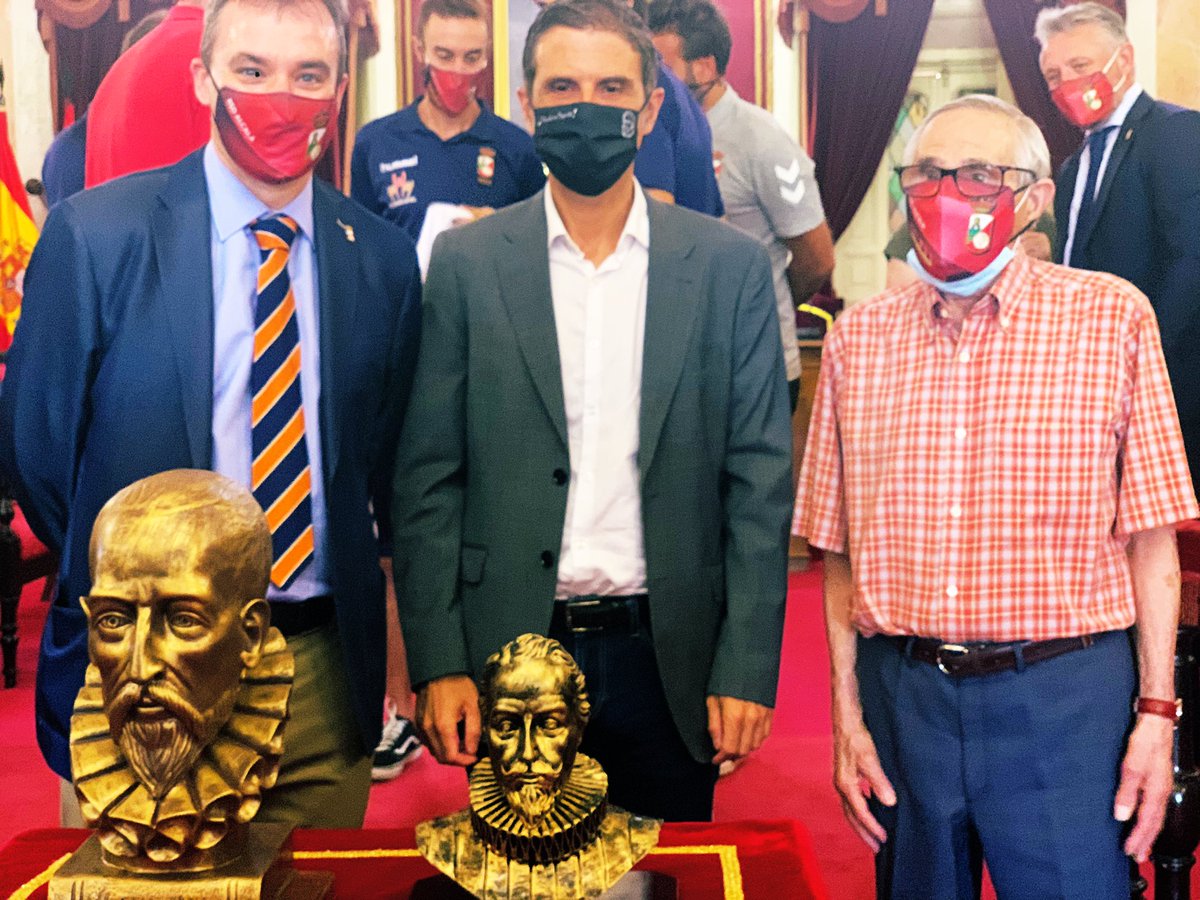 Hoy se ha presentado en sociedad el 🏆 #54TrofeoCervantes en el <a href="/AytoAlcalaH/">Ayuntamiento de Alcalá de Henares</a> ⚽️
Homenaje 🇲🇨 a la historia viva. “Caborana”
Un Partido más que especial el próximo 1 septiembre, entre dos históricos del fútbol <a href="/rsda_oficial/">RSD ALCALA SAD</a> vs <a href="/CyDLeonesa/">Cultural y Deportiva Leonesa</a>