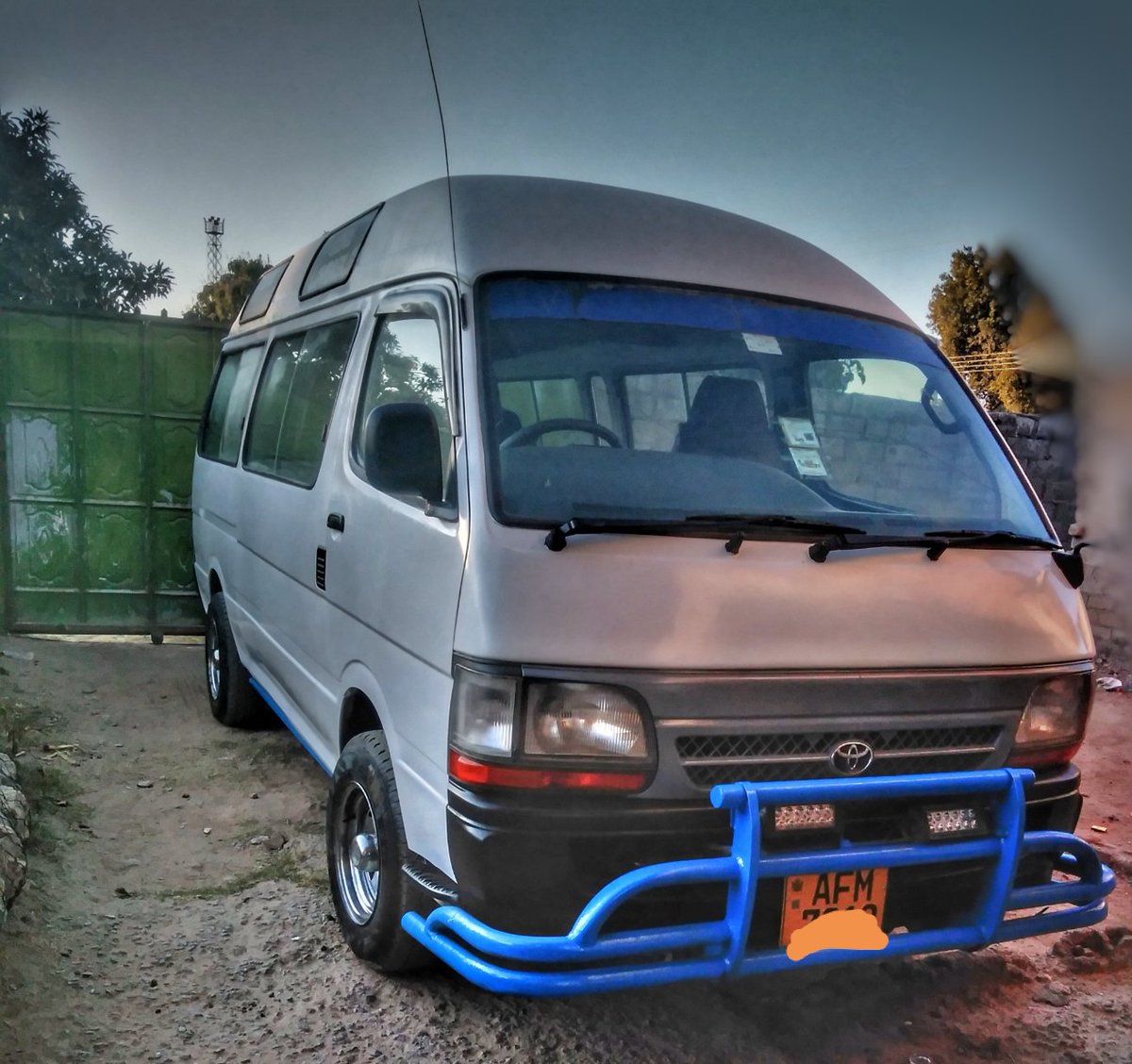 DillenMasawi's tweet photo. Please rt my hustle Takumbotsvaga dze back to school. I have a Toyota Hiace (high roof, long wheel base) for hire for any event. It can seat up to 18 passengers.Banging sound system.  Mukaita lucky I'll be your driver kana iri weekend 😂. Inbox or call me on 0774988355 https://t.co/c0C2uJsX2Y