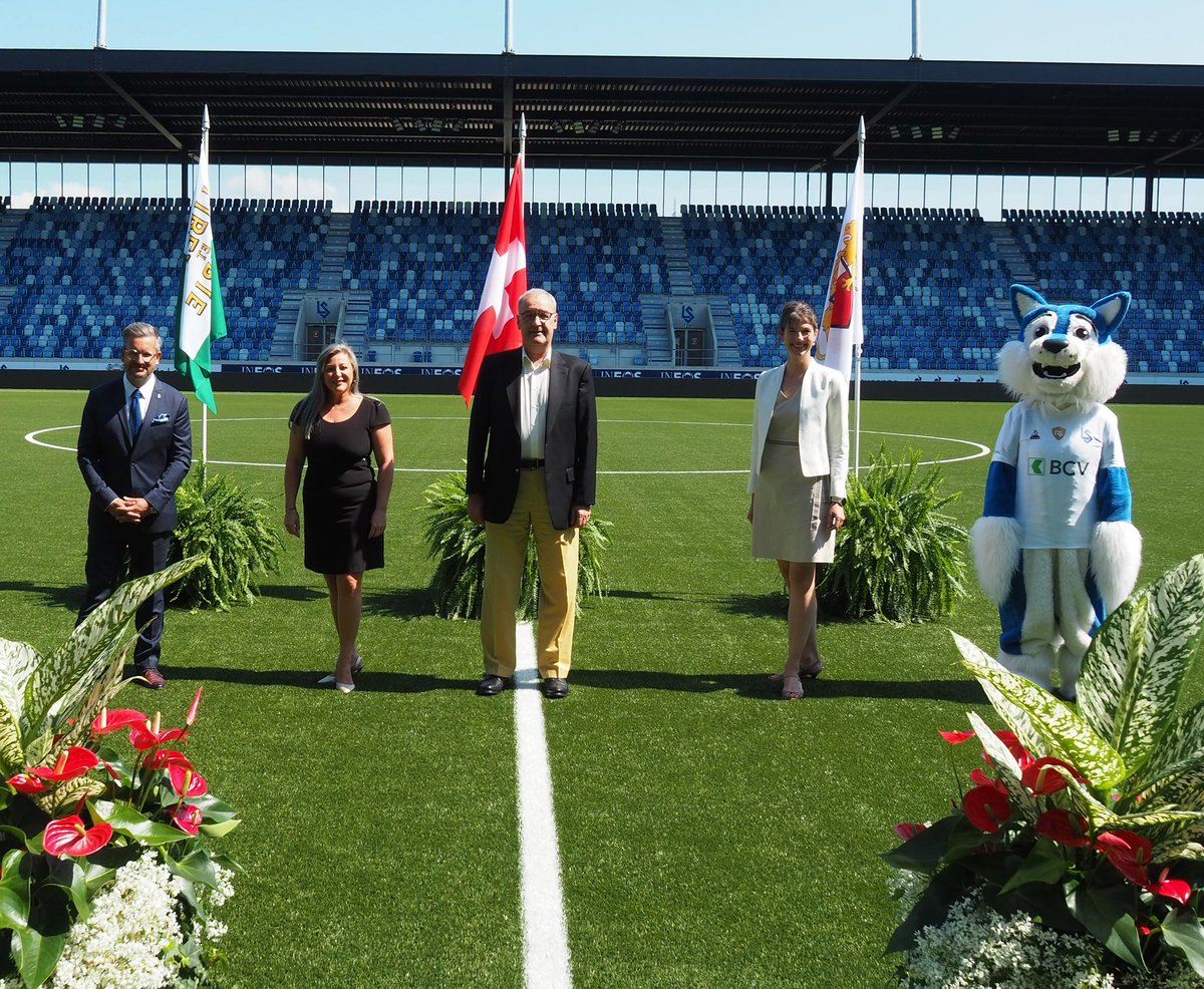 ParmelinG's tweet photo. Très heureux de rencontrer, en compagnie de nos ambassadeurs et des autorités cantonales et communales, le président du Lausanne-Sport. Le foot me tient à coeur et notre 🇨🇭 rayonne aussi grâce à lui. Merci de votre accueil à #Lausanne M. le président ! https://t.co/r05A1Z89oE