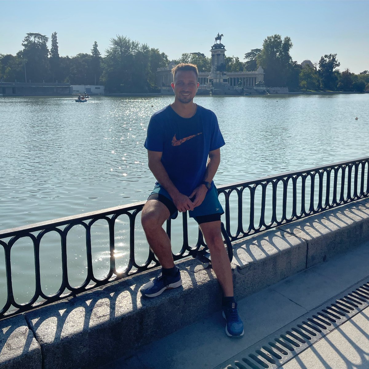 Empezamos la mañana haciendo ejercicio en el parque del Retiro!! 🇪🇸