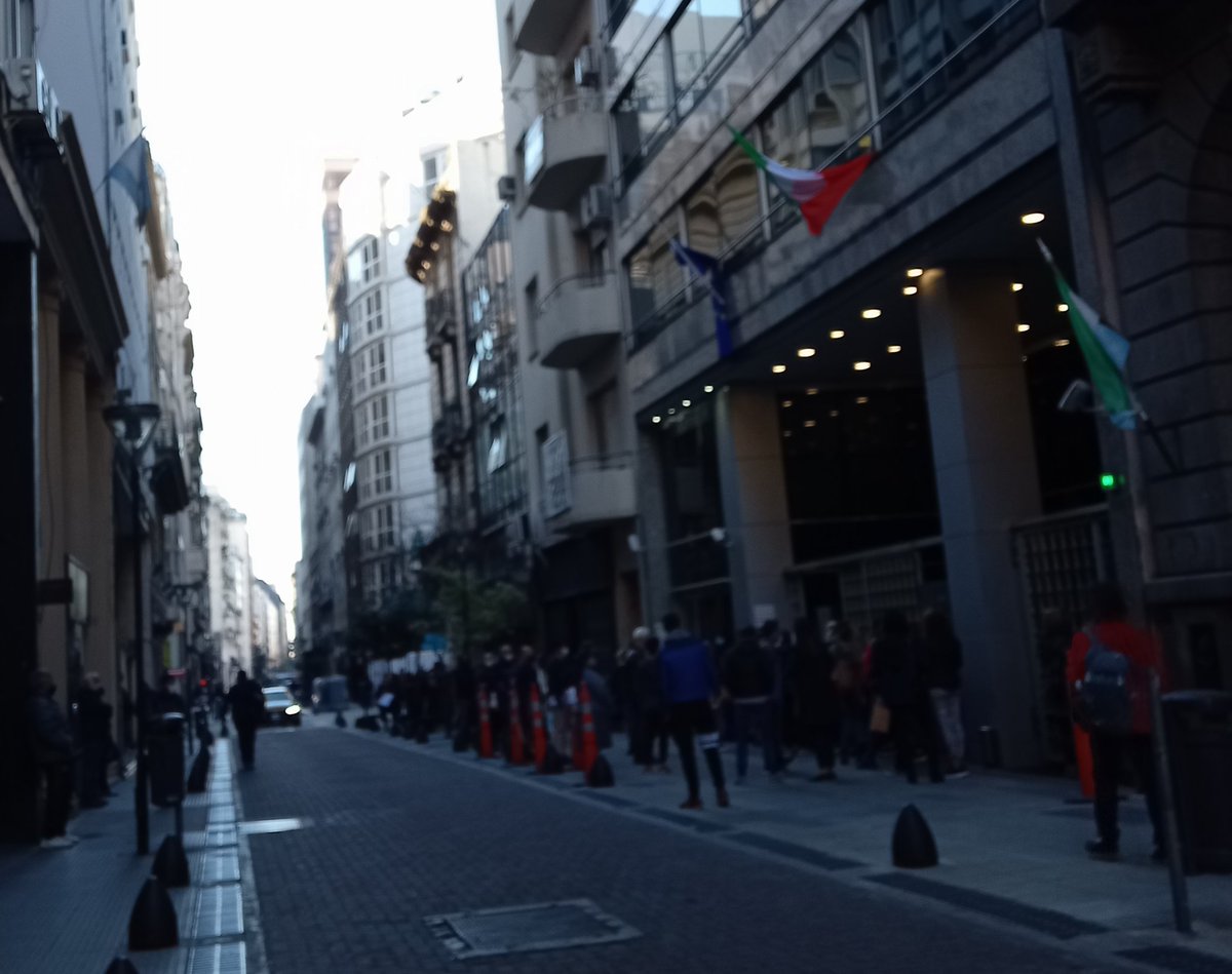 9.05 fila de media cuadra en el consulado italiano. Triunfa <a href="/PLP_EZEIZA/">Partido Liberal Pesimiísta✈️</a>