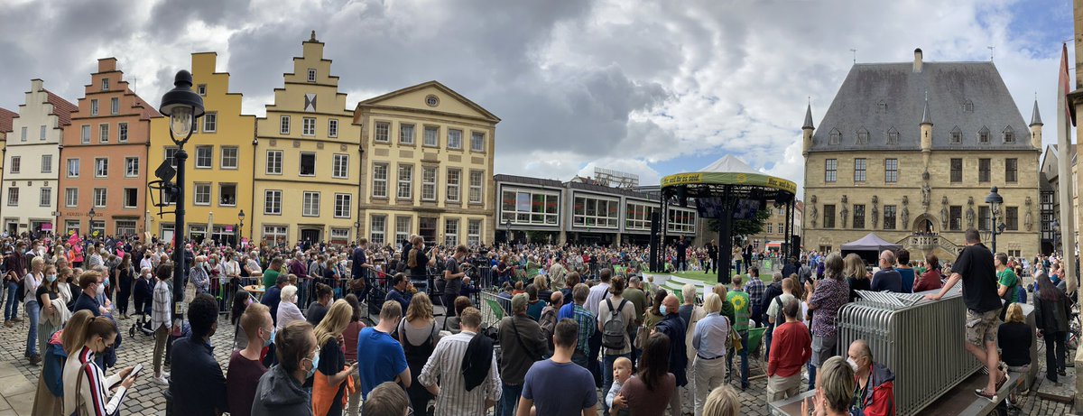 Zeit im Umbruch - auch in #Osnabrück. Gemeinsam mit unserem Parteivorsitzenden Robert Habeck und Hunderten Bürger*innen haben wir unseren Plan für eine klimagerechte Zukunft präsentiert. Wir sind bereit, weil ihr es seid! #AllesIstDrin
