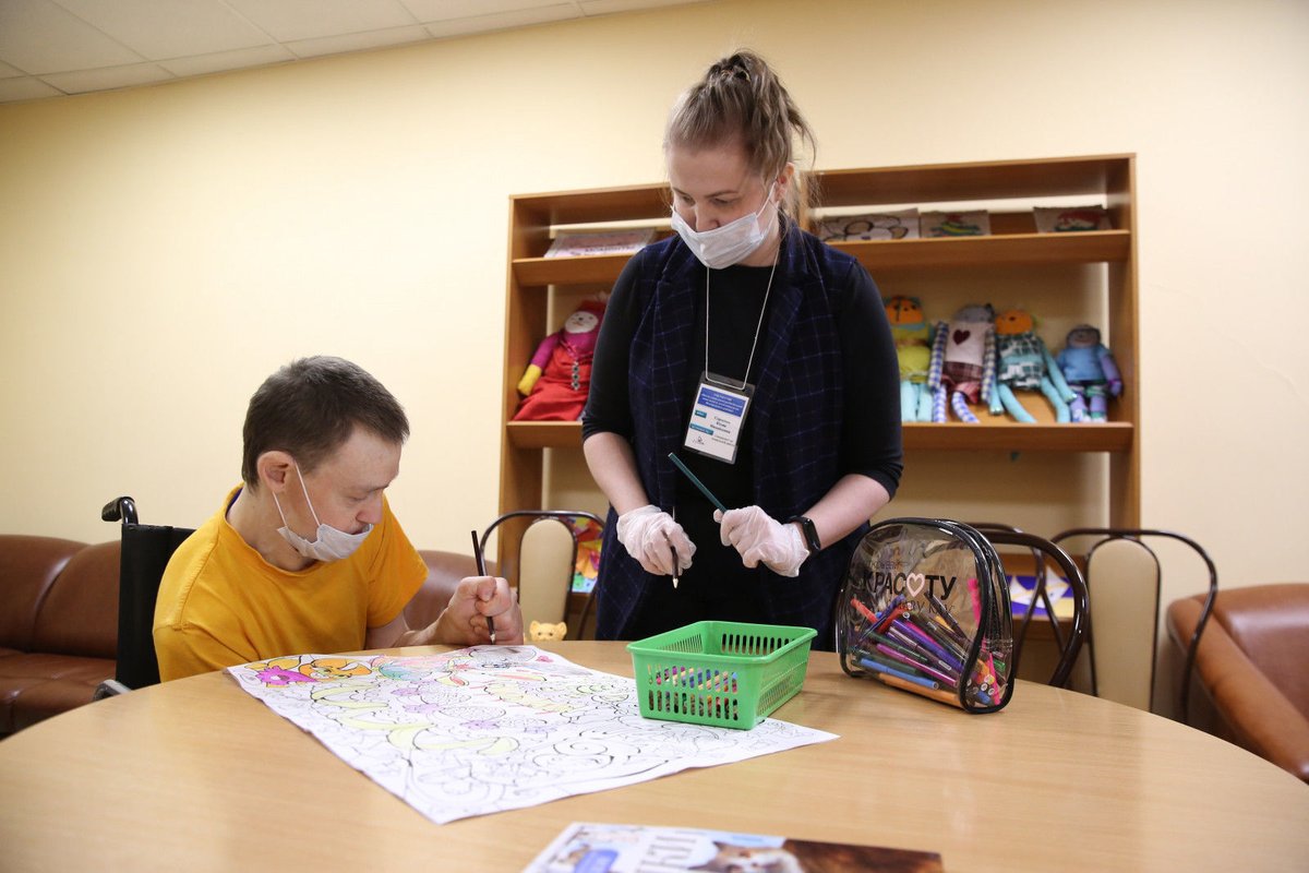 Ребенок в инвалидном кресле. Семья с ребенком с овз. Родители детей инвалидов. Родители детей инвалидов. 10 тысяч работающим родителям детей инвалидов.