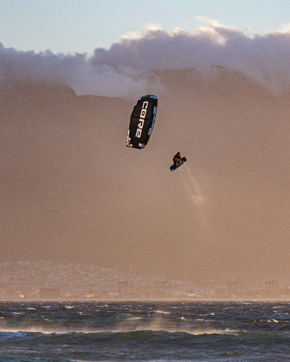 corewatersport's tweet photo. Joshua Emanuel looping into the sunset 🤩
#GOKITING
📷 Juli Pereyra
📍 Bloubergstrand, Cape Town, South Africa
#corekites #gts6 #feeltherush #kitesurfing #kitesurfer #kitelife #blouberg #capetown #southafrica #freestyle #kiteloopmachine #megaloop #kiteloop https://t.co/PfNeGbNIA2
