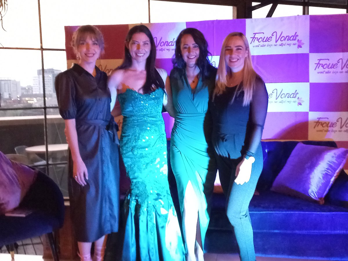 Vier pragtige dames vier vanaand saam die bekendstelling van 'Steeds Vrou' , 'n digbundel te bate van <a href="/solhelpendehand/">Solhelpendehand</a> se #FroueVonds <a href="/ReneRouxSHH/">Solhelpendehand</a> @altastrauss <a href="/LeandieLombaard/">‎Leandi‎e Lombaard Bräsler</a> <a href="/elmechurr/">Elme Churr</a>