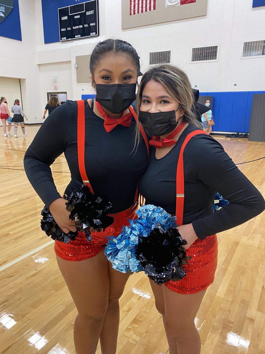 Lisatorres_143's tweet image. Last first game of the season for these Seniors!! Cheer your hearts out girls!! #HawkCheer #TalonsUp #SeniorSeason @HarlanCheer
