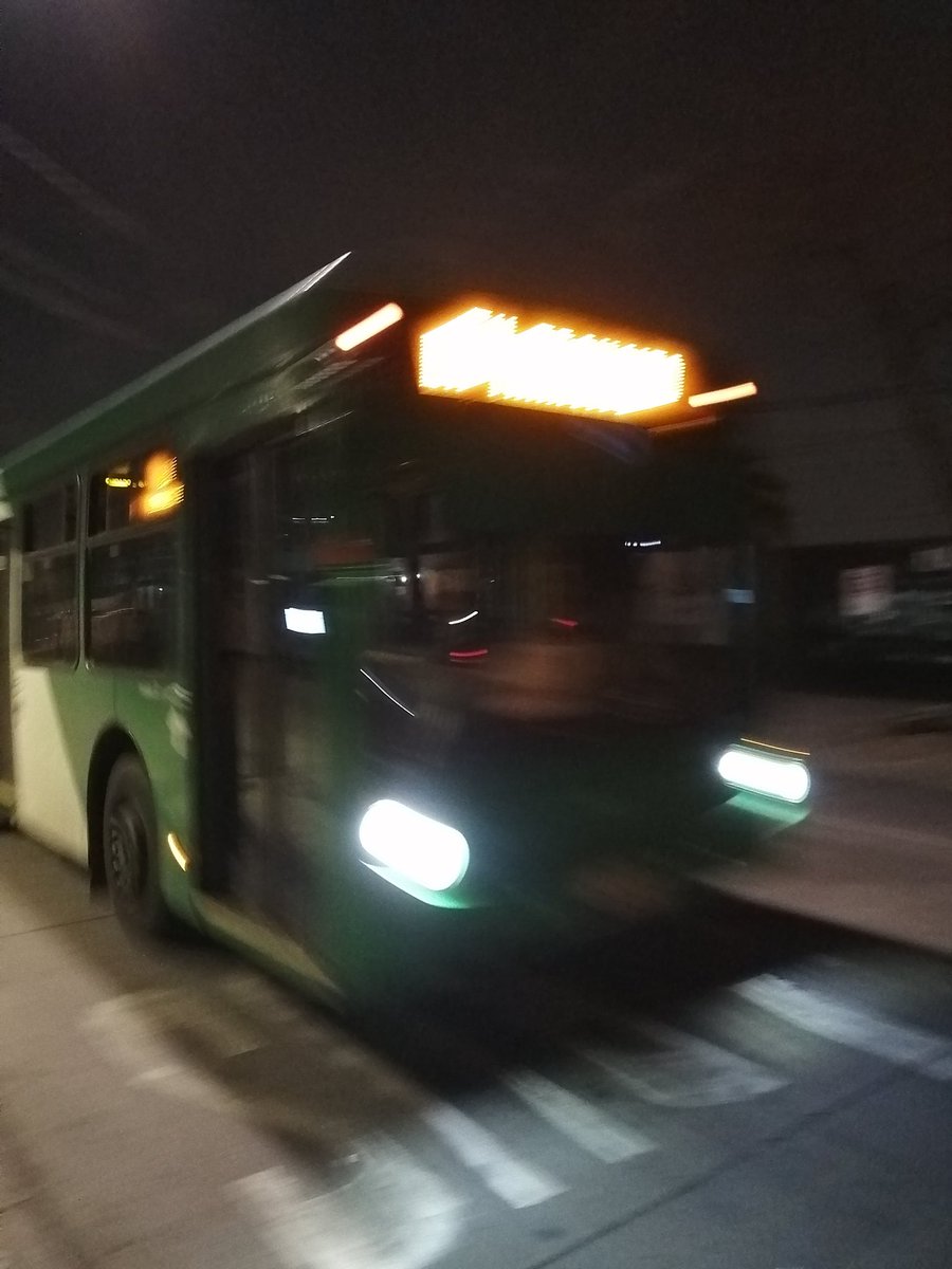LtclickkLuis's tweet photo. Anoche a eso de las 21:23 aprox, me percaté que los buses de los recorridos i01 están circulado ''en transito'' sin luces encendidas en su interior. Al momento de sacar el telefono para sacar una foto, el conductor aceleró.
Patente: FLXG50
@MTTChile
@BusesVuleSA https://t.co/B34D8m7Jhe