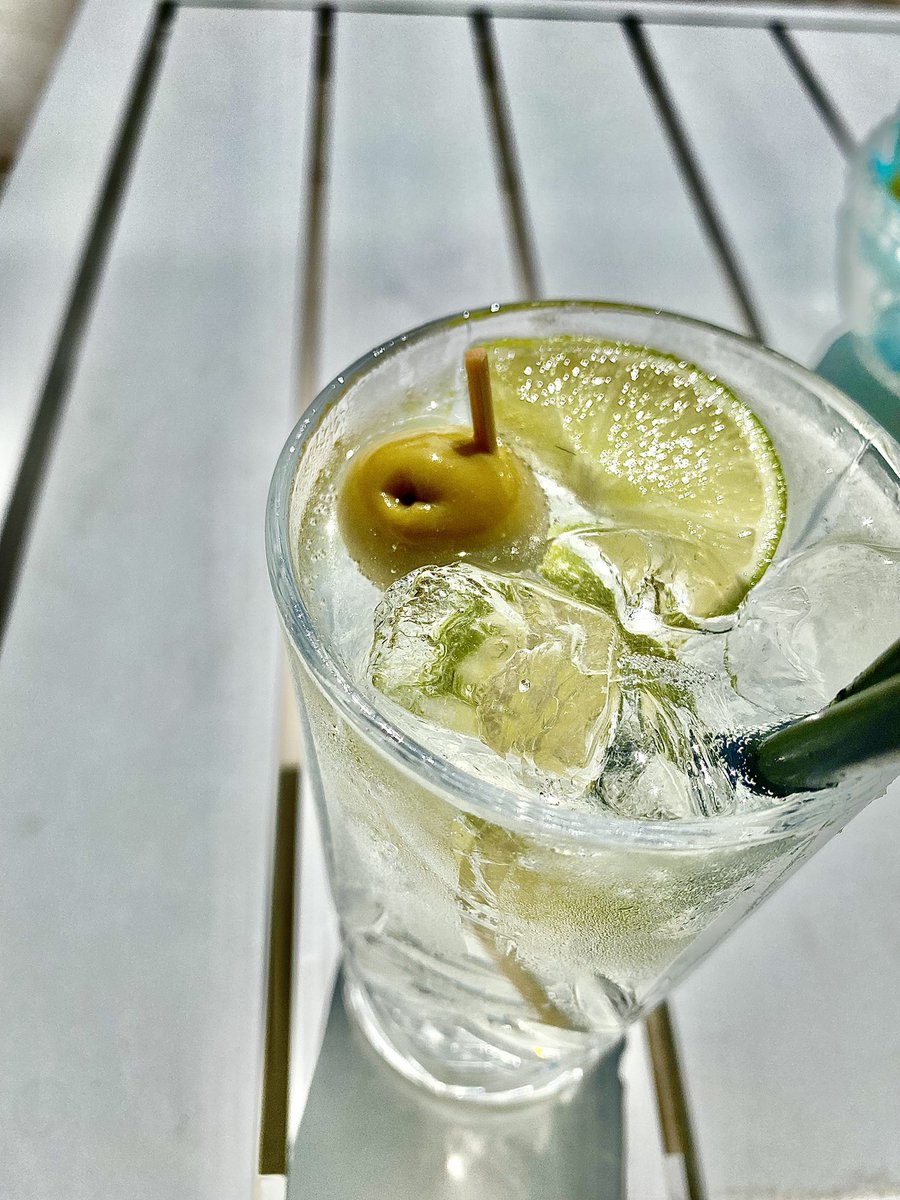 De_gasperi85's tweet photo. 😋 #martinitonic #martini #relax #SummerOfLove https://t.co/moTEpVgAIo