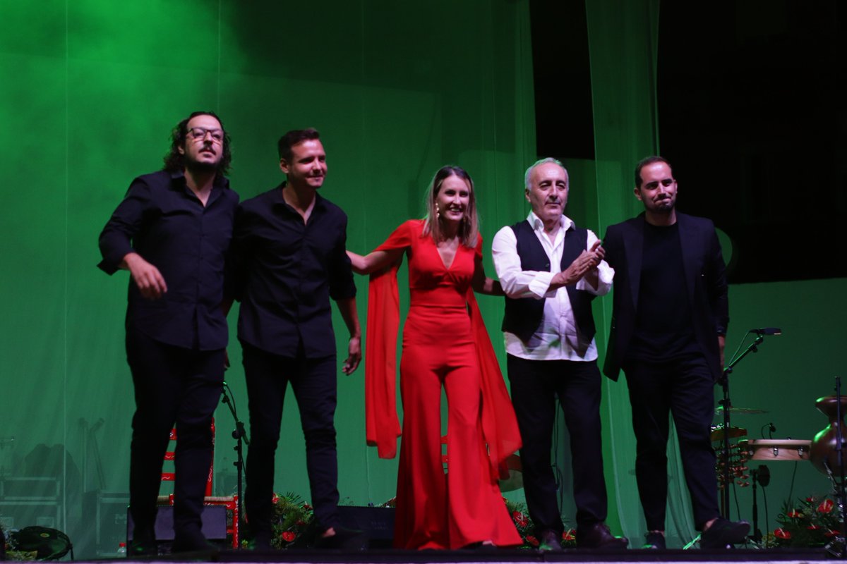 BienalCadiz's tweet photo. 🔴En la II Bienal de Flamenco de Cádiz, Jerez y Los Puertos reconocemos el #talento de los artistas de la provincia de Cádiz. Damos la enhorabuena a nuestras  @amararg @AlbaBazn1 por la gala flamenca de ayer, por conseguir el bis del público y la atención de la afición. #flamenco https://t.co/vynJAQ2348
