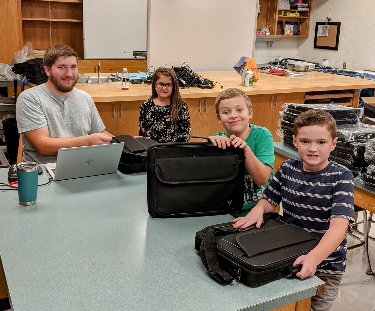 KeruskinPete's tweet image. Chromebook distribution is running smoothly at Trinity South! Big Shout Out to our Computer Tech, Mr. Depaoli setting the conditions for success! #trinitypride #trinitystrong @TRINITY_MLUCAS @east_trinity @west_elem @tnetrinitypride