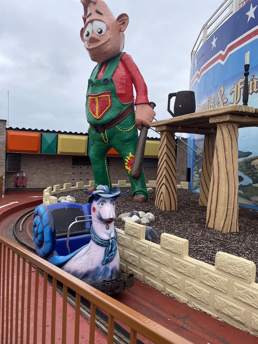 moomadeb's tweet photo. Absolutely loved the iconic snails 🐌 at Great Yarmouth pleasure beach, it’s been a few years since I’d last been there.
#yarmouthsnails #snailride 🐌 our grandchildren were mesmerised just as our children were. #FairyTails #snails https://t.co/KCJCoBbAjs