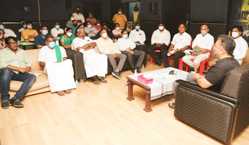rakeshshamsher's tweet photo. #MNMMeetings 

இன்று சென்னை தலைமையகத்தில்....

"எந்த வேகத்தில் வீழ்ந்தோமோ, அந்த வேகத்தில் எழுந்து நிற்போம்." - தலைவர் திரு. கமல்ஹாசன் அவர்கள்.

@maiamofficial @OfficialMaiamIT 

#KamalHaasan #RakeshRS #MakkalNeedhiMaiam #TEAMMNMSW #StateSecretaries #LocalbodyElection #Chennai https://t.co/LZxnXTVd4L