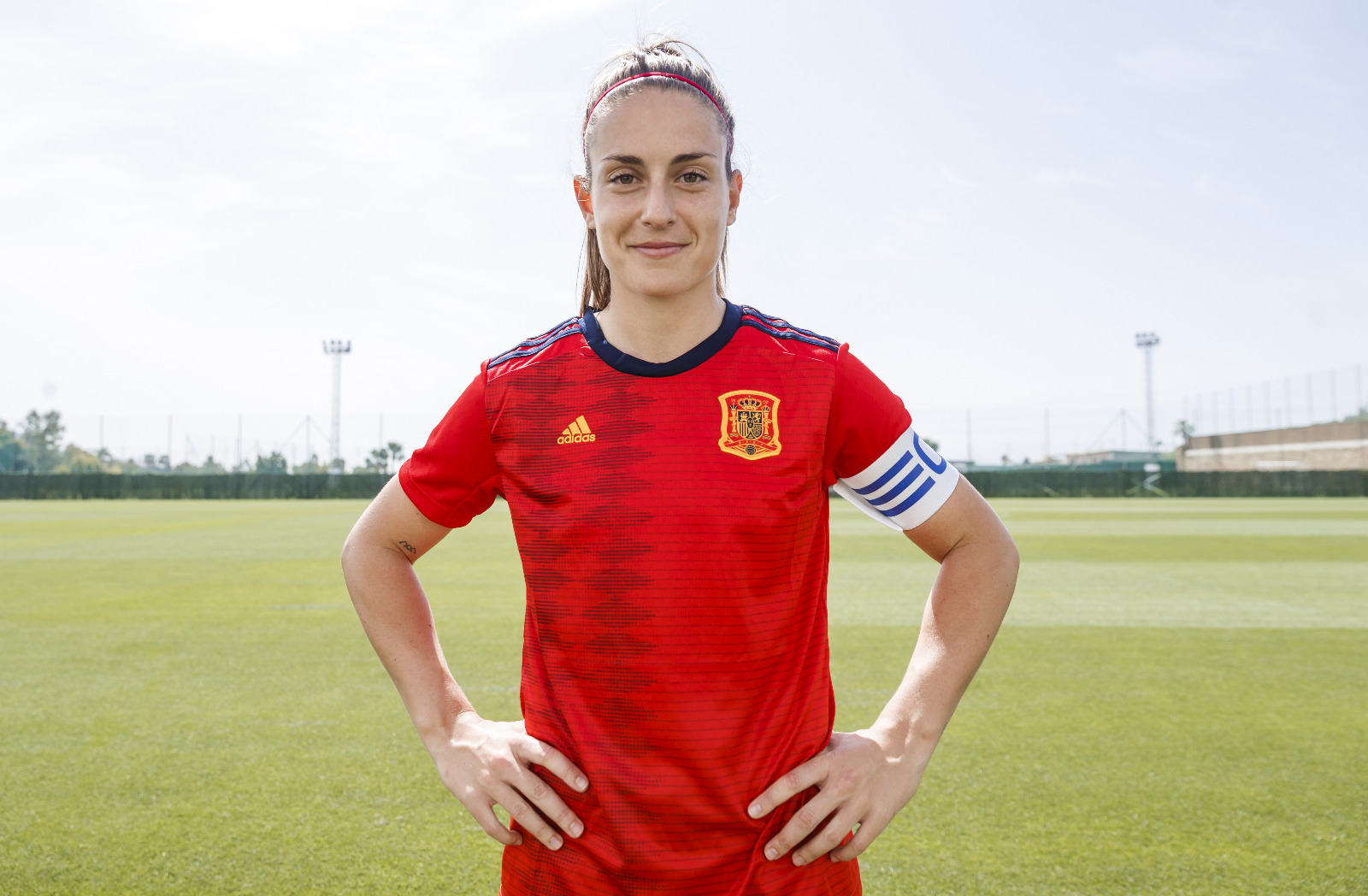 Selección Española Femenina de Fútbol on Twitter: ¡¡QUÉ ORGULLO!! 🏆 @alexiaputellas, futbolista del @FCBfemeni y la @SeFutbolFem, ha sido elegida 'MEJOR JUGADORA de EUROPA'. 🤩 La 1ª española en recibir este