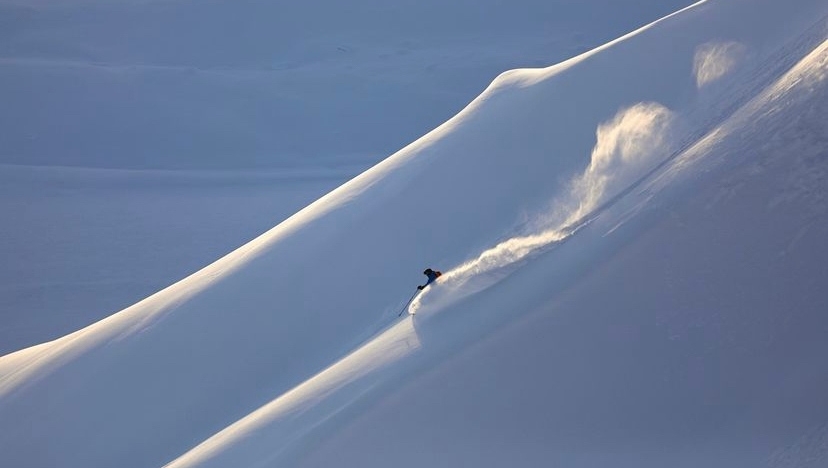 Alaska is the ultimate steep heli skiing destination. The ski terrain is characterised by couloirs and 'spines' and is not for the faint hearted skier. You really do feel like you are within the wilderness out in Alaska. 
📸 <a href="/tordrilloheli/">Tordrillo Mtn Lodge</a>