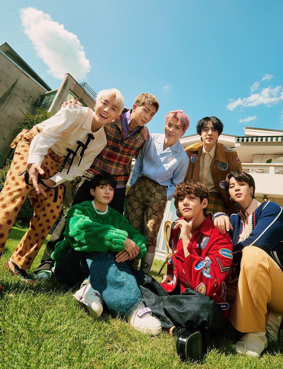 AureliaOT7's tweet image. OT7 pics but with the bill🖕board word scrubbed out of the corners