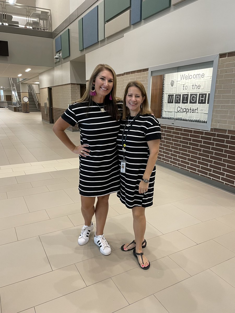 Oh you didn’t get the memo?? It’s a GRRReat day to be a Lion…AND to be twinning with our fabulous librarian <a href="/misty__carter/">Misty Carter</a> 🖤🤍🦁 <a href="/WrightJHLions/">Wright Junior High</a> #DefendTheDen #theWRIGHTway