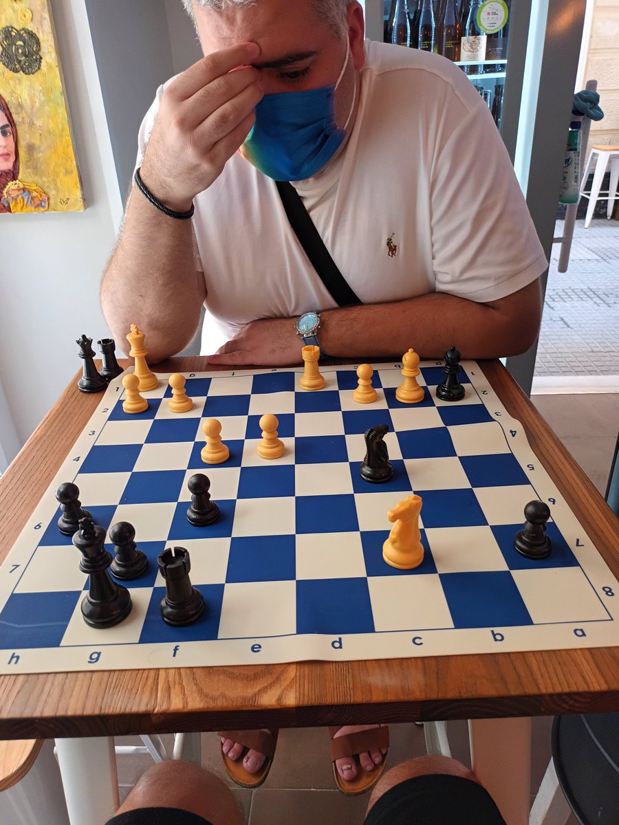 Clubajedrezalf1's tweet photo. Entrenando con mi amigo Antonio Ramírez en el bar El Gato Jazz de Cádiz. https://t.co/stYDfvOd8e