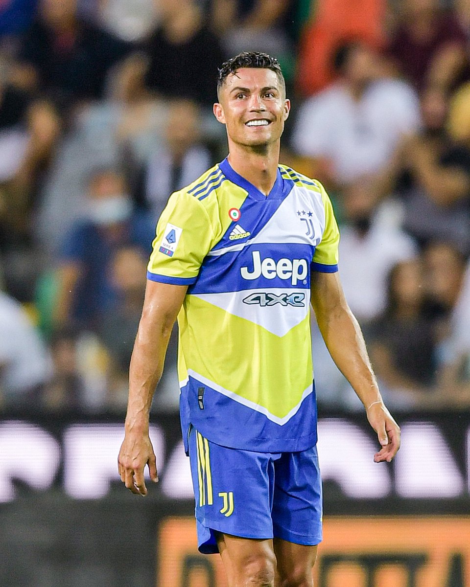 BleacherReport's tweet photo. Cristiano Ronaldo's transfer from Juventus to Manchester City is a 'done deal', via Portuguese journalist @_GoncaloLopes. 

WOW 🤯 @brfootball https://t.co/jBIQaYs63A