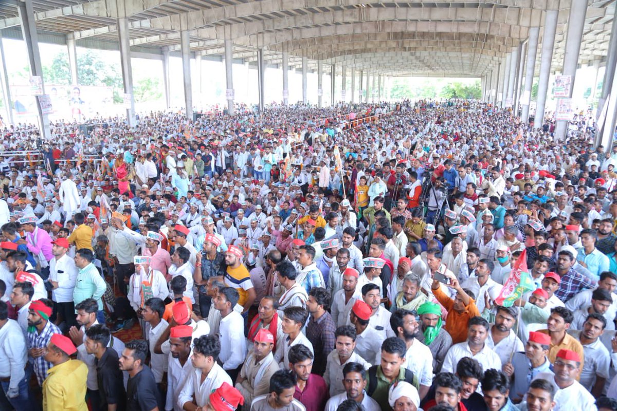 yadavakhilesh's tweet photo. महान दल की जनाक्रोश यात्रा की अपार सफलता ने दर्शा दिया है कि उप्र भाजपा सरकार को उखाड़ फेंक कर एक ऐतिहासिक बदलाव करने जा रहा है. 

सपा की सरकार बनाने के संकल्प के साथ शुरू हुई इस यात्रा के समापन पर महान दल के नेतागणों-कार्यकर्ताओं को बधाई एवं हार्दिक धन्यवाद! 

#बाइस_में_बाइसिकल https://t.co/XbYo2XBxn4