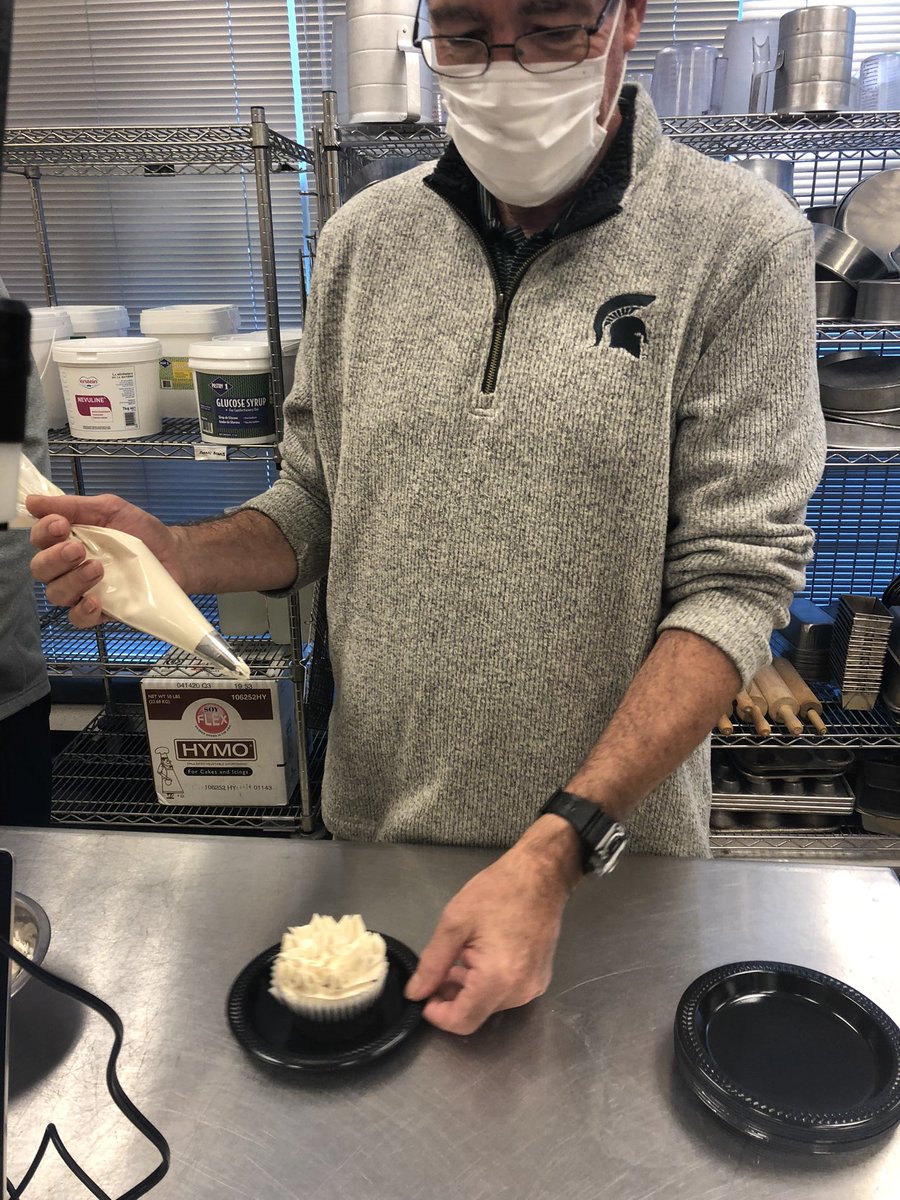 Some cupcake decorating at SHS today! <a href="/SalineHS/">Saline High School</a> <a href="/TheresaStager/">Theresa Stager</a> <a href="/HornetPrincipal/">David  W. Raft</a> <a href="/deneenm12/">Musetta Deneen</a>