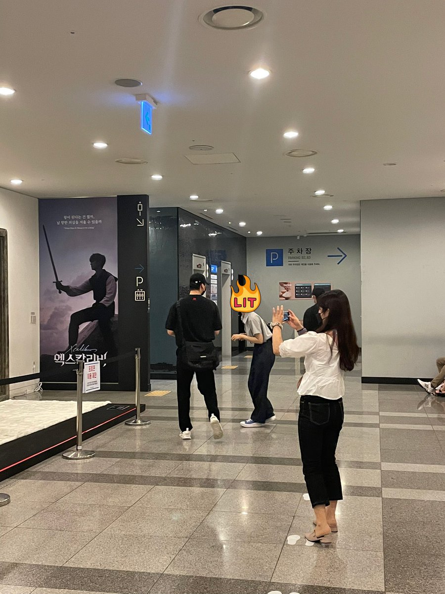 MOONBINNER's tweet image. 난 강쥐가 나쁜사람일거란 생각이 잘 안들어... 솔직히 선대(?)에서 보여준게 있으니 아이돌 덕질하는게 살얼음판 같은게 사실인데.. 이거봐.. 얘는 진짜 그냥.. 착한 청년같자나... 그냥 열심히 살고 내면의 행복을 추구하는 사람같자나... 꽁꽁 가려놨는데도 정말 자유롭고 행복해보이자나..

#문빈